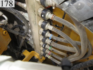 中古建設機械 中古 コマツ KOMATSU 油圧ショベル・バックホー ０．７－０．９立米 PC200-8N1