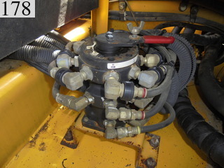 中古建設機械 中古 コマツ KOMATSU 油圧ショベル・バックホー ０．７－０．９立米 PC200-8