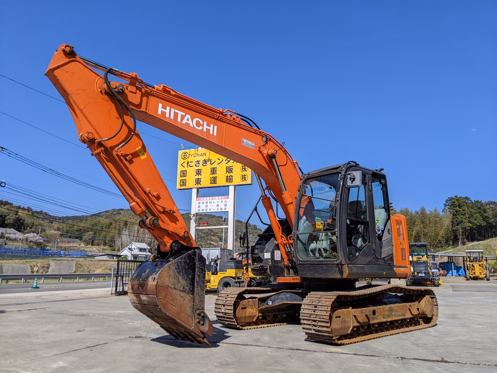 中古建設機械 中古  油圧ショベル・バックホー ０．４－０．５立米 ZX135US-6 写真